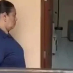 Daniela de Oliveira Bispo teria violentado e torturado ao menos quatro alunos; a investigação teve início em 2024 após a mãe de um dos estudantes fazer uma denúncia de que o filho havia sido agredido e sufocado