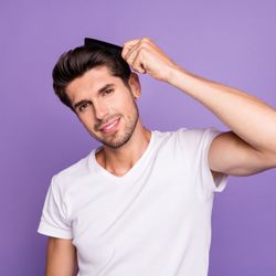 A queda de cabelo masculina é mais frequente e pode surgir ainda na juventude
