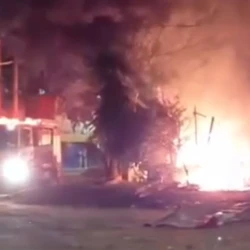 Fogo começou na noite de quinta-feira (4). ninguém ficou ferido