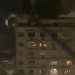 Prédio era usado por pessoas em situação de rua; fogo teria começado no duto do elevador e mobilizou várias equipes dos Bombeiros