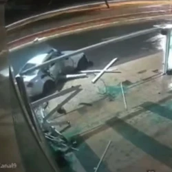 Acidente aconteceu na madrugada da última quinta-feira (4); testemunhas contaram que o carro bateu em um poste antes da colisão no edifício