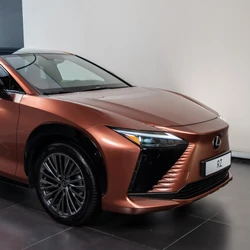 Modelo tem conjunto que entrega 381 cv de potência e aceleração de 0 a 100 km/h em 4,6 segundos; entregas estão previstas para começar no início de 2026