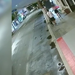 Imagens de videomonitoramento mostram o agressor perseguindo e atacando a vítima, que segue internada em estado grave com traumatismo craniano