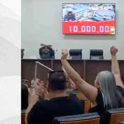 Vídeos da sessão, compartilhados nas redes sociais, mostram os servidores presentes em plenário comemorando quando monitor instalado na sessão registrou o valor do benefício