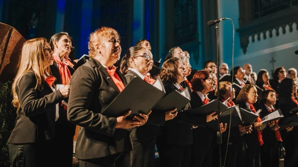 Coral percorre cidades capixabas e mineiras em dezembro com repertório natalino e concertos gratuitos que fortalecem o acesso à cultura