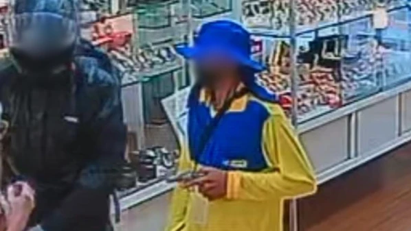 Homem usou uma imitação do uniforme da empresa para entrar no estabelecimento, com um comparsa; a dupla anunciou o roubo, mas fugiu após uma funcionária acionar alarme