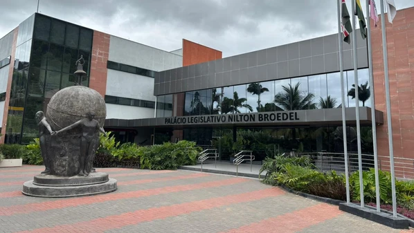 Prefeito sancionou o projeto de lei que beneficia os funcionários do Legislativo municipal, que já recebem o "Vale-Feira"