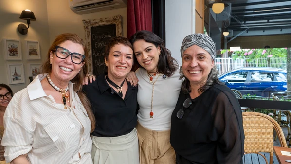 A dupla recebeu clientes e amigas para lançar "Peixinhos"  nesta quinta-feira (04)  em almoço no Caçarola Bistrot, com menu inspirado no mar