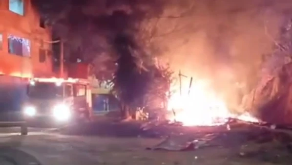 Fogo começou na noite de quinta-feira (4). ninguém ficou ferido