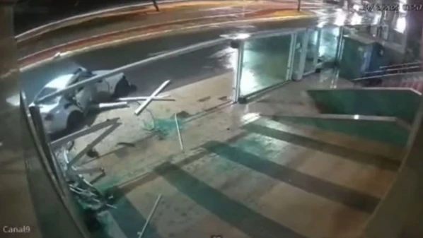 Acidente aconteceu na madrugada da última quinta-feira (4); testemunhas contaram que o carro bateu em um poste antes da colisão no edifício