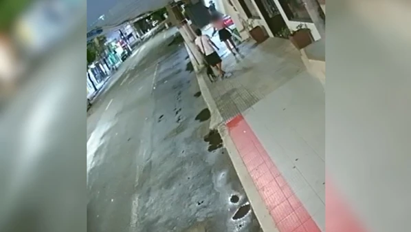 Imagens de videomonitoramento mostram o agressor perseguindo e atacando a vítima, que segue internada em estado grave com traumatismo craniano