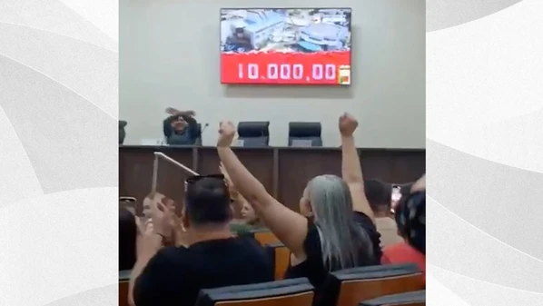 Vídeos da sessão, compartilhados nas redes sociais, mostram os servidores presentes em plenário comemorando quando monitor instalado na sessão registrou o valor do benefício