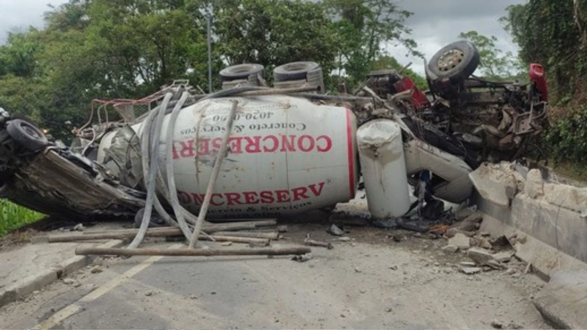 Carro foi esmagado por caminhão betoneira em acidente registrado em São Paulo