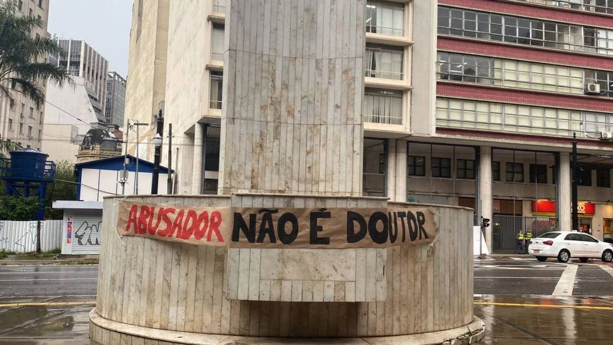 Cartaz instalado por estudantes da Faculdade de Direito da USP