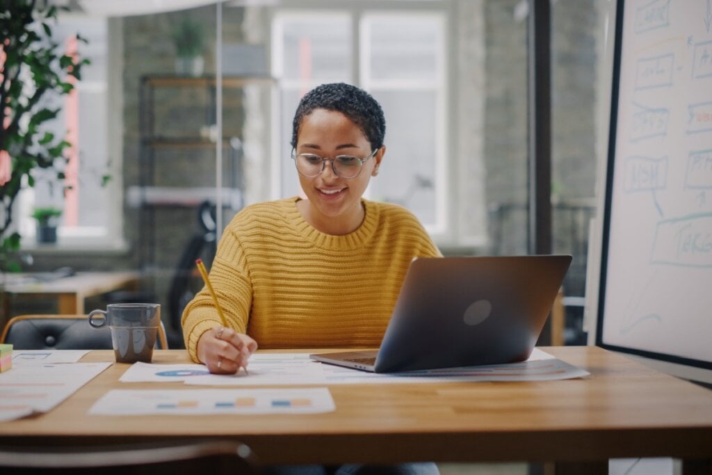 Investir em autoconhecimento é fundamental para se destacar no modelo de carreira em Y (Imagem: Gorodenkoff | Shutterstock)