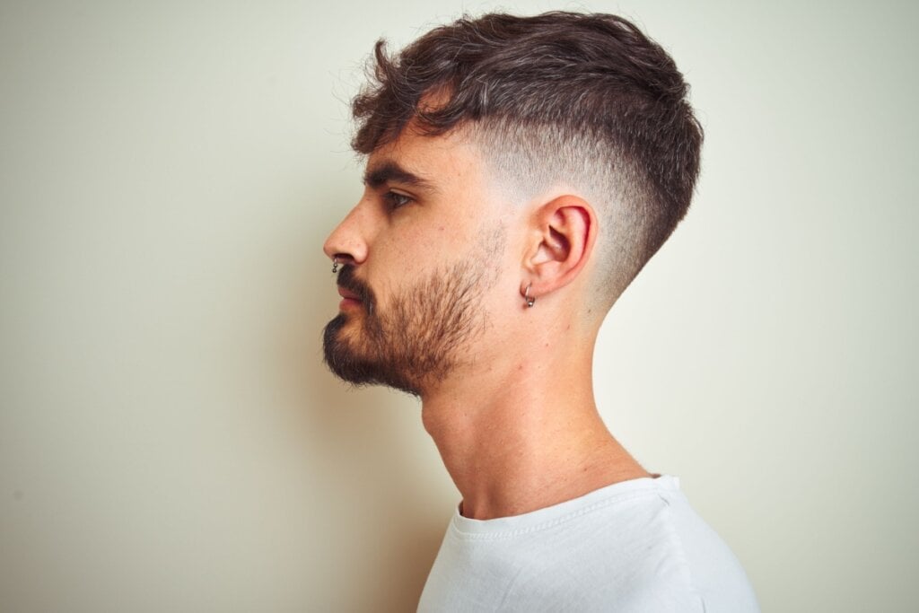 O corte médio texturizado e a barba curta alinhada equilibram estilo e praticidade (Imagem: Krakenimages.com | Shutterstock)