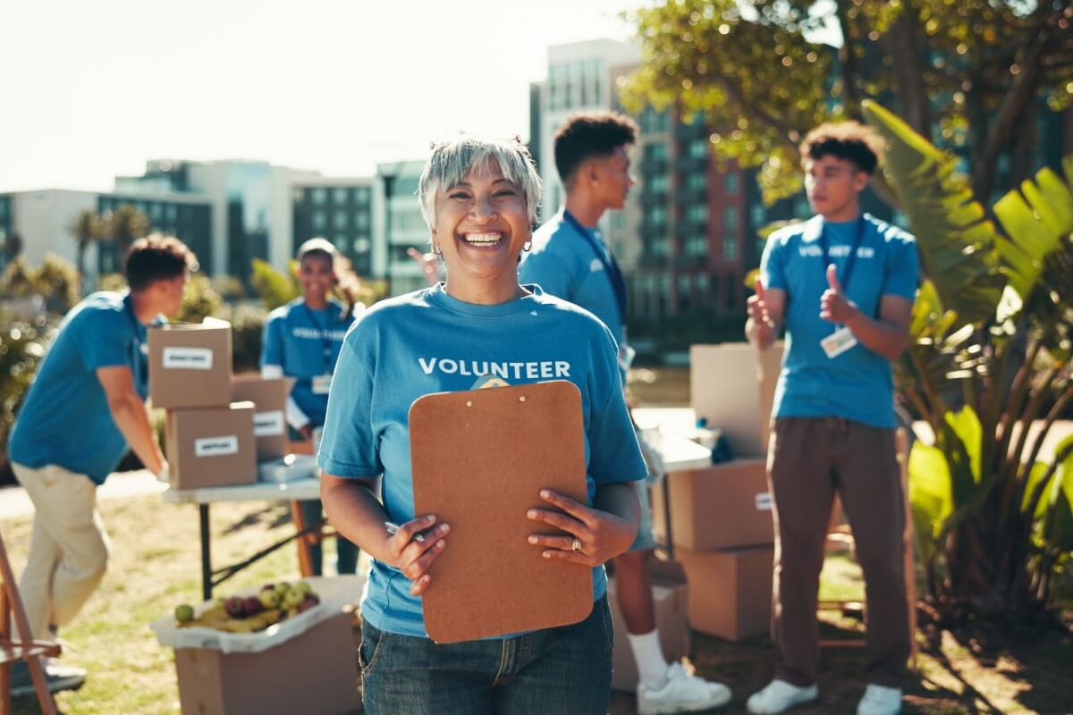 O voluntariado melhora a autoestima, combate o estresse e fortalece laços comunitários (Imagem: PeopleImages | Shutterstock)