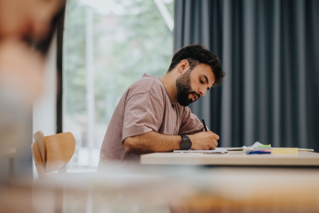 Os candidatos devem se preparar para discussões amplas e conceituais na redação da Fuvest (Imagem: Gorgev | Shutterstock)