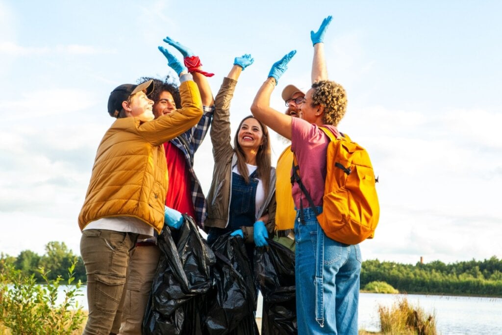 Participar de voluntariados estimula novas relações e ajuda a combater o isolamento (Imagem: Bjorn Beheydt | Shutterstock)