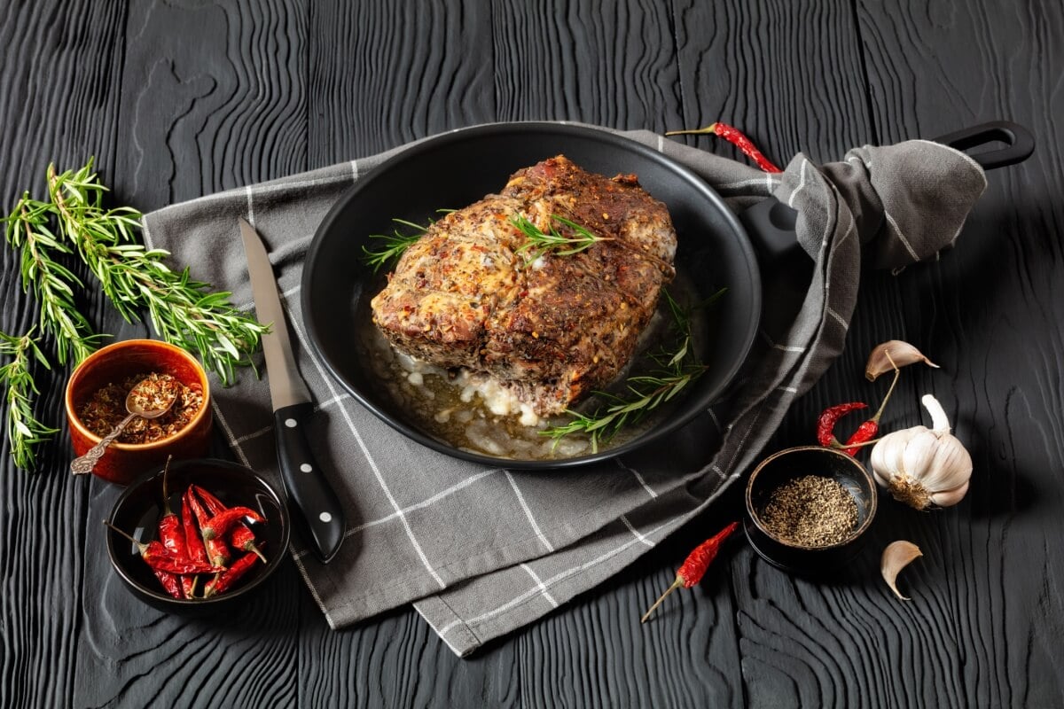 Pernil assado com crosta de ervas e alho (Imagem: from my point of view | Shutterstock)