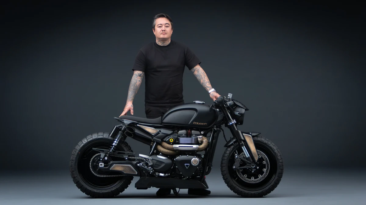 O criador Teydi Deguchi ao lado da “Gaijin”, moto releitura da Triumph Speed Twin 1200, que venceu o campeonato de personalização.
