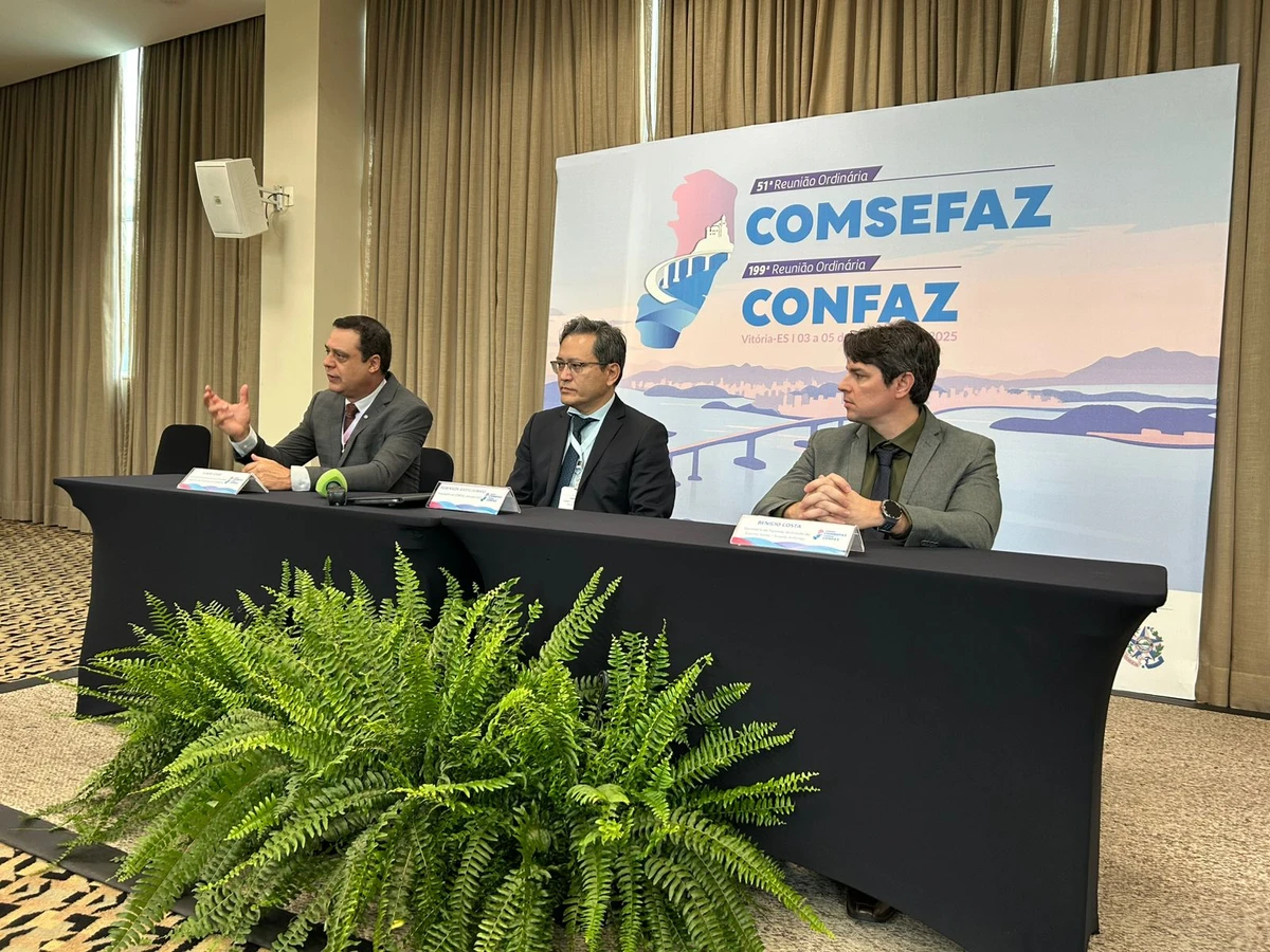 Robinson Barreirinhas, secretário da Receita Federal (no centro), esteve em Vitória