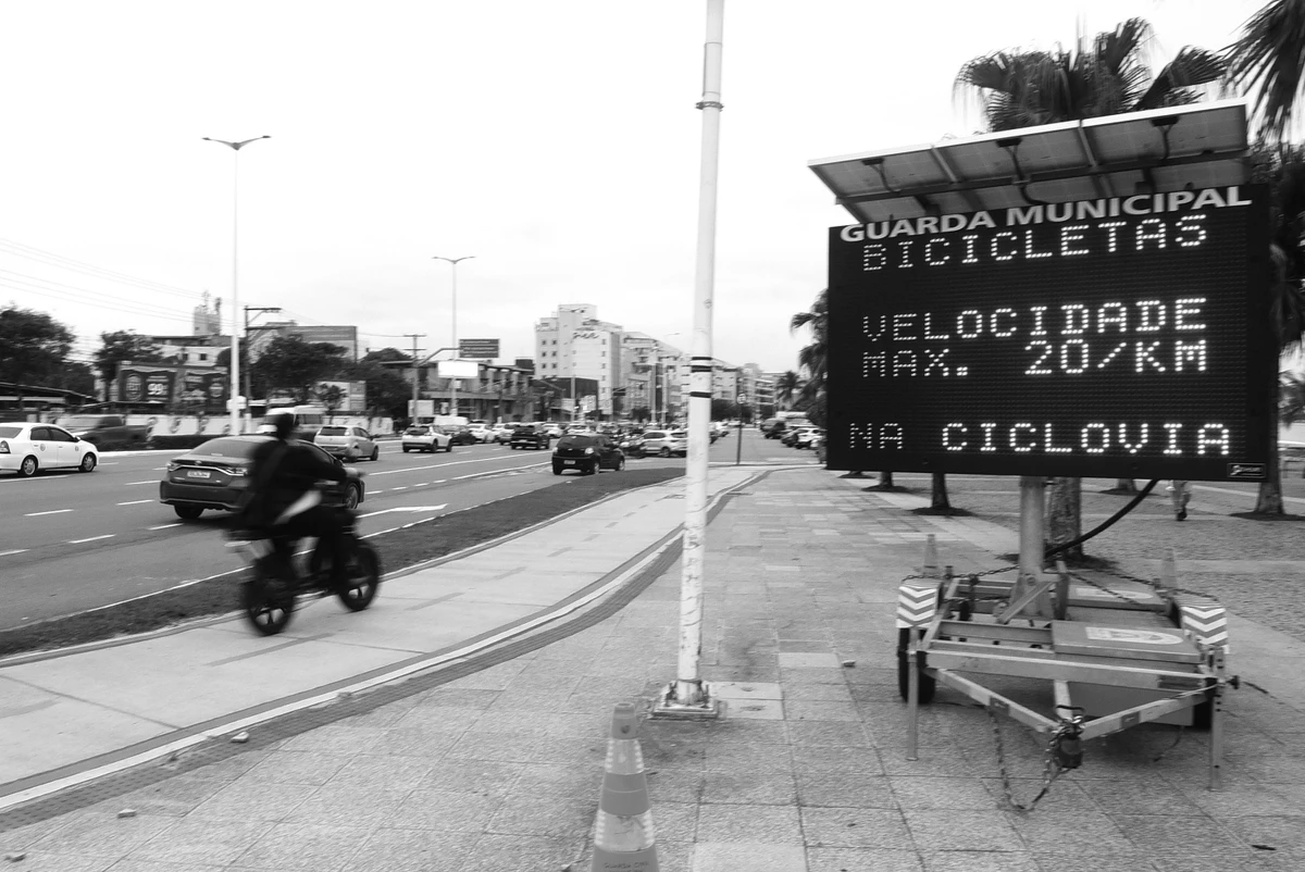 (Usar PB somente em Opinião da Gazeta) Na Orla de Camburi, uma Placa da Guarda Municipal de Vitória alerta para o limite de velocidade de 20km.