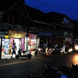 Turistas e funcionários estão entre os mortos no fogo que atingiu clube popular ex-colônia portuguesa.