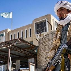 Os dois países se acusam mutuamente de dar início aos combates noturnos e de violar um frágil cessar-fogo que foi estabelecido em outubro.