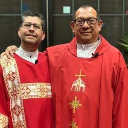 Vidal Rivas, padre da Igreja Episcopal em Maryland (EUA), aceitou ser tutor reserva dos filhos de diversos fiéis imigrantes da sua paróquia. Cada vez mais famílias de imigrantes sem documentos ou com status misto nos Estados Unidos se apressam para deixar tudo preparado, caso sejam presos ou deportados do país.