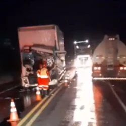 Segundo a PRF, o caminhão dirigido pela vítima bateu na traseira do outro veículo. Condutor da carreta não se feriu