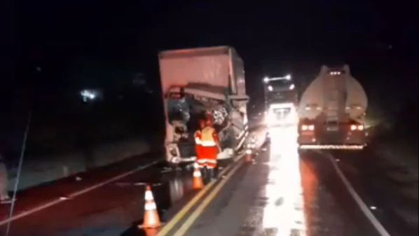 Segundo a PRF, o caminhão dirigido pela vítima bateu na traseira do outro veículo. Condutor da carreta não se feriu
