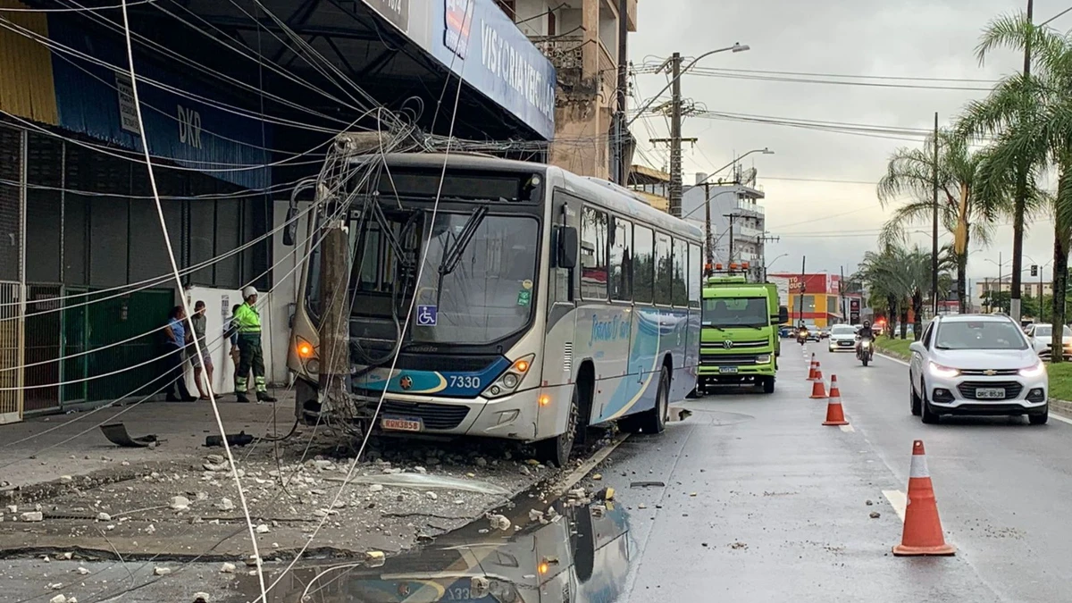 Ônibus de viagem bateu em poste na BR 101 em Linhares
