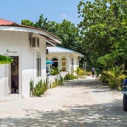 Antes um destino turístico para poucos devido aos altos preços, a nova política que integra o turismo e a preservação ambiental está fazendo das ilhas Maldivas, no Oceano Índico, passem a ser um destino acessível para as famílias, gerando renda diretamente para os moradores locais.