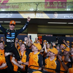 Britânico fez valer vantagem na classificação e coroou um ano perfeito da McLaren, que havia conquistado por antecipação o bicampeonato de Construtores