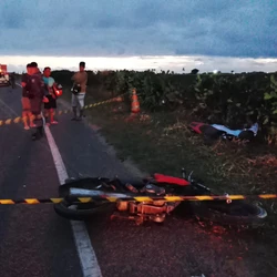 O motorista disse à polícia ter sido surpreendido pelo motociclista, no sentido contrário, ultrapassando duas motos, e não conseguiu evitar colisão