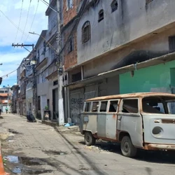 Suspeito invadiu a residência, atirou e fugiu; caso foi registrado por volta das 23h do último sábado (6)