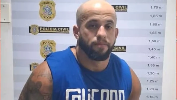 Nas imagens, homem mostra canivete e faz ameaças de morte à mulher; ele foi preso na frente do prédio da ex em Vila Velha, por descumprir medida protetiva