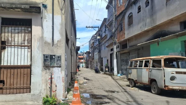 Suspeito invadiu a residência, atirou e fugiu; caso foi registrado por volta das 23h do último sábado (6)