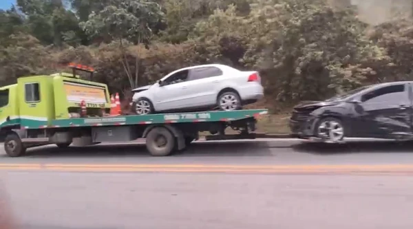 Acidente envolveu três carros na BR 101, em Ibiraçu, na manhã deste domingo (7)