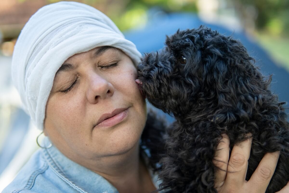 O contato direto e constante dos pets com pacientes oncológicos pode trazer riscos para ambos (Imagem: Mariano Gaspar | Shutterstock)