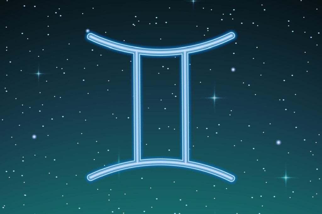 O geminiano poderá sentir vontade de pensar, refletir e observar antes de agir (Imagem: N.Petrosyan | Shutterstock)