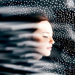 Os hormônios influenciam de várias formas o nosso humor e as nossas emoções. Cientistas procuram estudar os mecanismos envolvidos neste processo para criar novos tratamentos para transtornos como a ansiedade e a depressão.