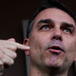 "Tem uma possibilidade de eu não ir até o fim e eu tenho preço para isso. Eu vou negociar", disse o senador.