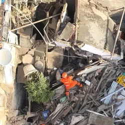 O Corpo de Bombeiros ainda trabalha no local e procura uma possível pessoa soterrada; o desabamento ocorreu por volta das 4h no imóvel, localizado na rua Tavares Bastos