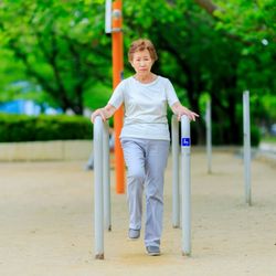 Veja como movimentos simples em casa podem ajudar a manter o equilíbrio, a força e a mobilidade