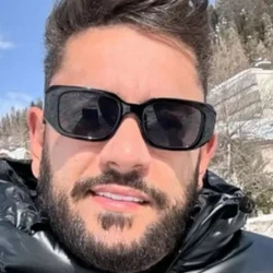 Marcos Vinícius Portugal Santos, 41 anos, dirigia o carro quando uma moto com dois homens se aproximou; ele estava com o filho e a nora, ambos de 20 anos, e trafegava pela avenida Ayrton Senna