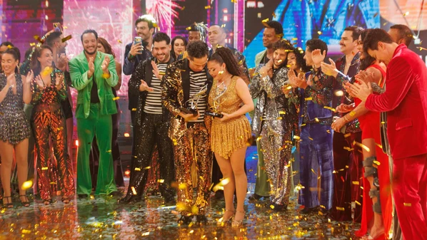 Dupla alcança quase pontuação máxima e leva o troféu da temporada. Final celebra 20 anos do quadro com recorde de notas e homenagens