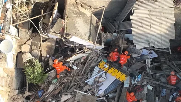 O Corpo de Bombeiros ainda trabalha no local e procura uma possível pessoa soterrada; o desabamento ocorreu por volta das 4h no imóvel, localizado na rua Tavares Bastos