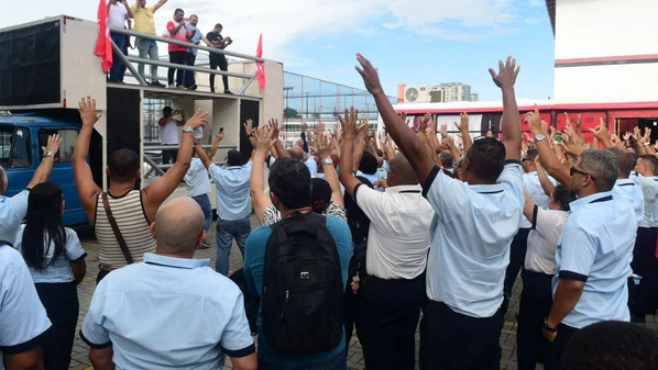 Rodoviários voltaram a se reunir nesta segunda-feira (8) e definiram por aguardar mais uma rodada de negociação, que deve ocorrer na terça (9)